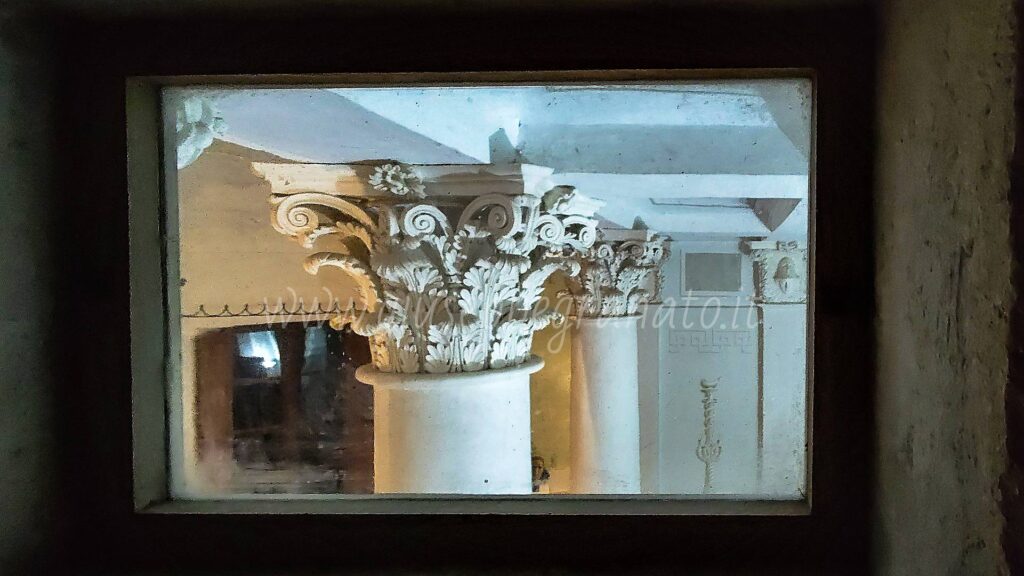 tempio Minerva Medica-capitello corinzio-da finestra interna piano superiore