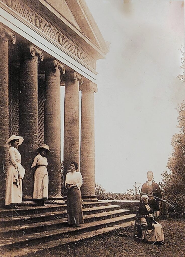 I discendenti della famiglia nel 1914, davanti al Tempio. Foto presso Museo Casa Vaccà Berlinghieri Montefoscoli