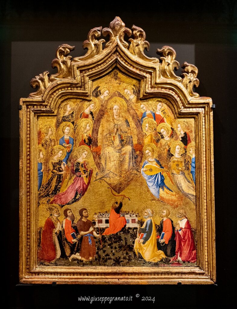 Sano di Pietro, "Assunzione della Vergine con San Tommaso che raccoglie la cintola e i santi Giovanni Battista, Bartolomeo, Nicola, Pietro, Luca e Girolamo", 1444 ca. tempera e oro su tavola. Siena Pinacoteca Nazionale.