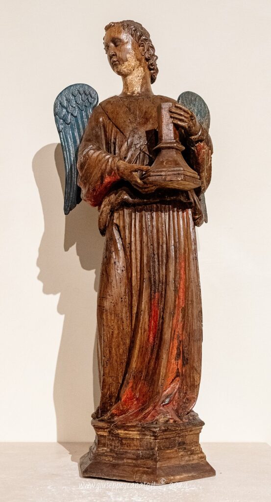 Domenico di Niccolò, "Angeli portacandelieri", 1440-1450, legno intagliato e dipinto, Massa Marittima, Museo di San Pietro all'Orto.