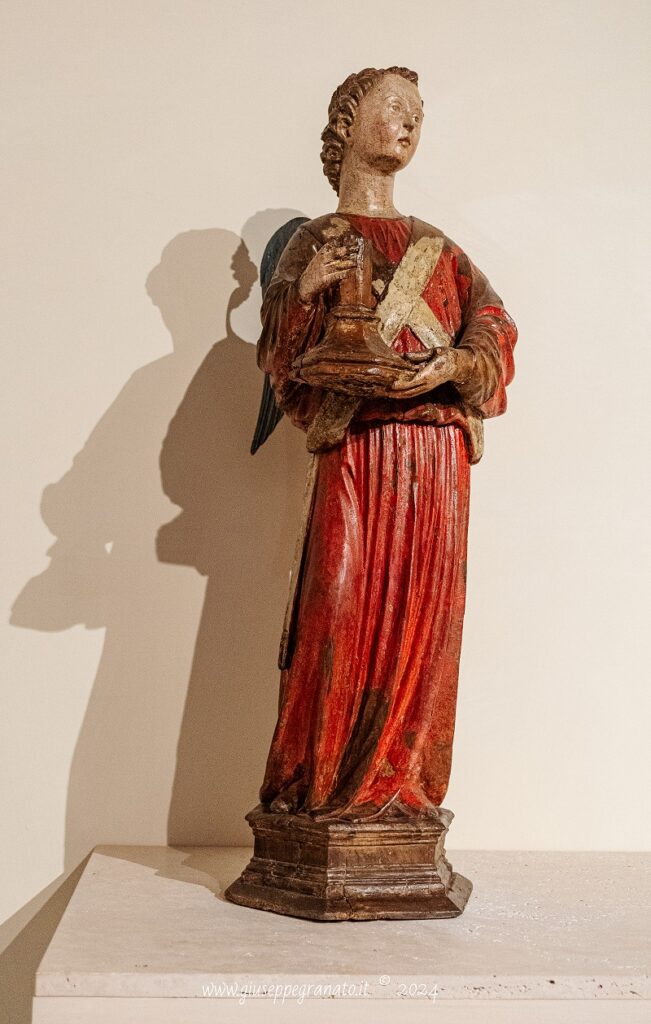 Domenico di Niccolò, "Angeli portacandelieri", 1440-1450, legno intagliato e dipinto, Massa Marittima, Museo di San Pietro all'Orto.