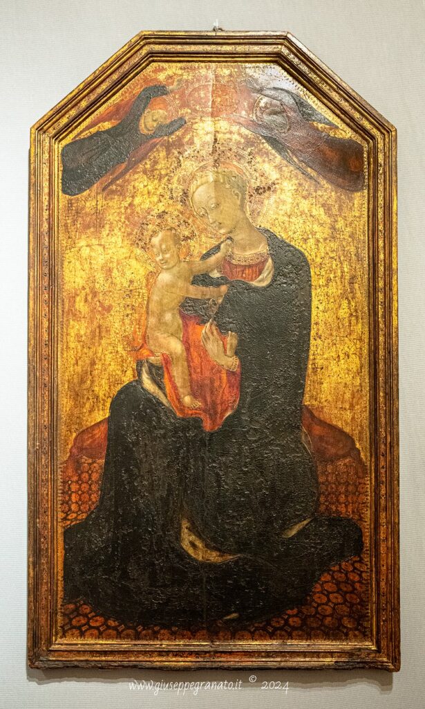 
Stefano di Giovanni detto il Sassetta, "Madonna in umiltà col Bambino incoronata da due angeli", 1438, oro e tempera su tavola. Siena Pinacoteca Nazionale