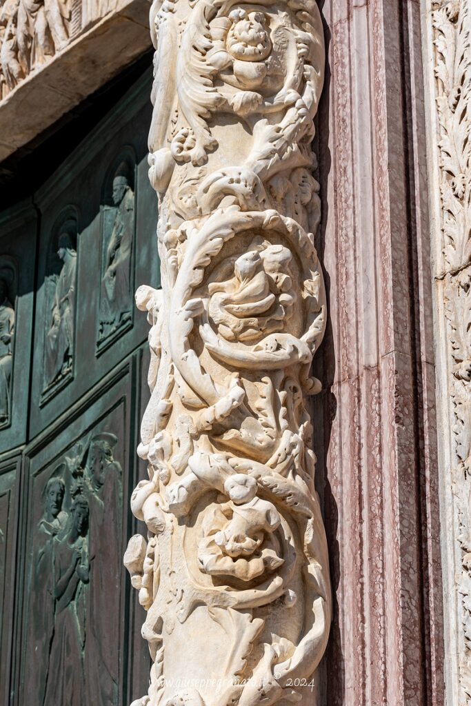 Cattedrale di Siena, "Colonne del portale centrale", Giovanni Pisano e bottega